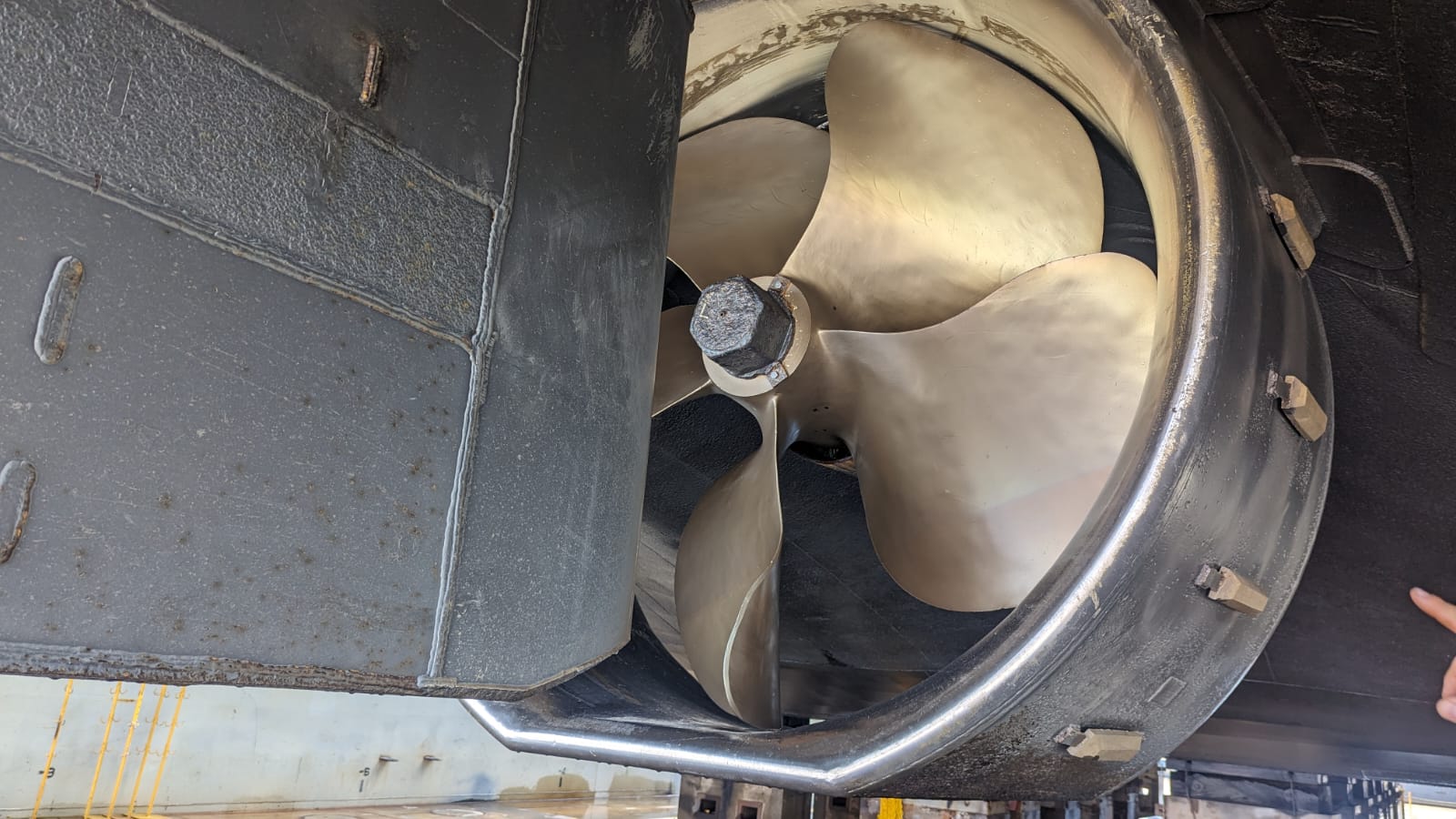 Propulsor de embarcación en dique seco