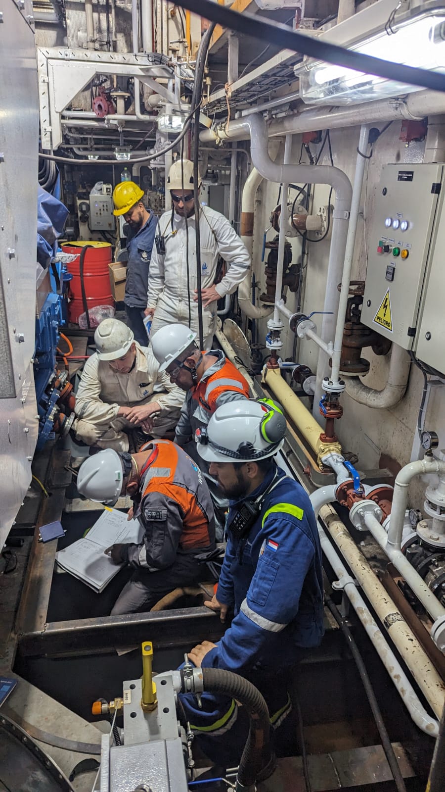 Equipo técnico revisando documentación a bordo